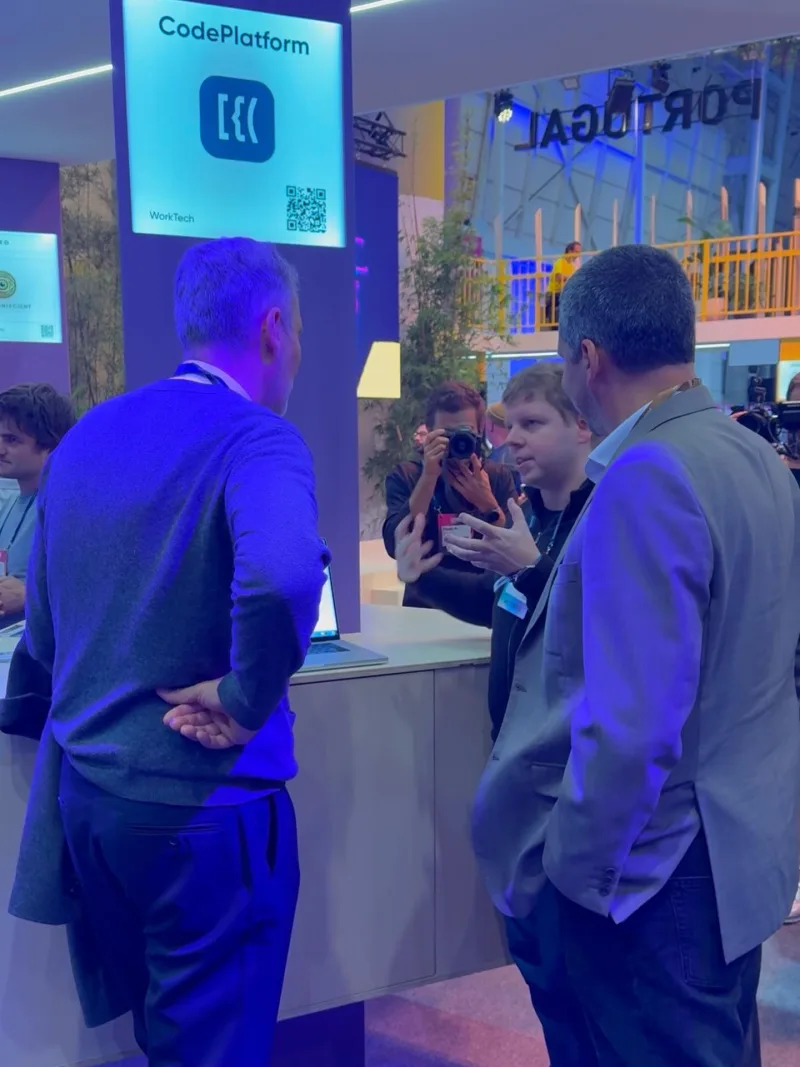 Kirill demoing CodePlatform to Henrique Gouveia e Melo at Web Summit